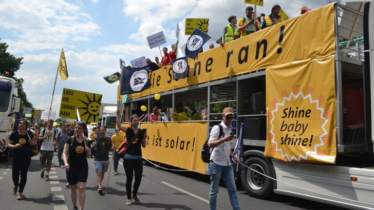Tausende protestierten in Berlin gegen den weiteren Kahlschlag der erneuerbaren Energien.