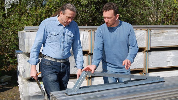 Markus Ziegler von T-Werk (rechts) demonstriert das Aufdachsystem Triton.