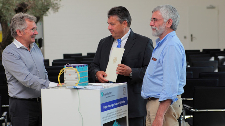 Bundeswirtschaftsminister Sigmar Gabriel hat den Scheck für die Förderung der Forschung persönlich nach Goslar gebracht.