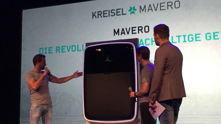 Die Kreisel-Gründer zeigen den neuen Mavero im Motorenwerk.