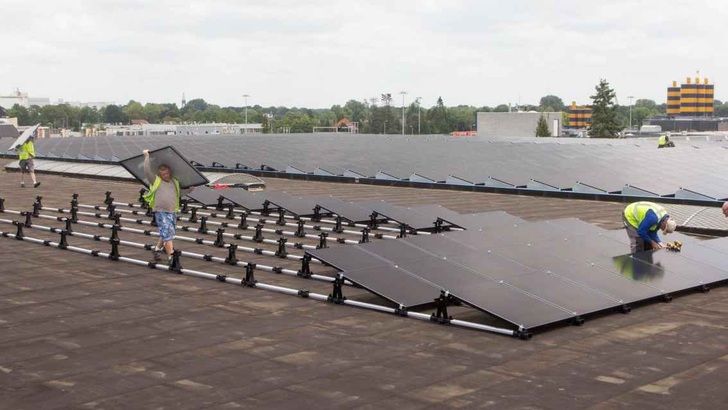 Aufbau eines großen CIS-Dachgenerators bei Thyssen Krupp Materials in Holland. - © Solar Frontier
