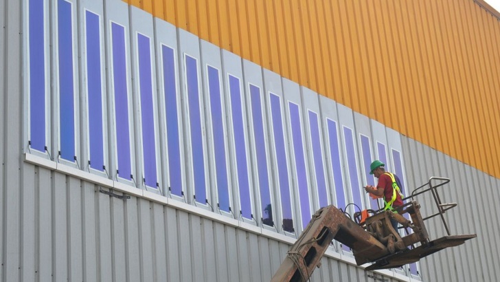 Kandil Steel will ein photovoltaiksch aktives Bauprodukt für die Fassade entwickeln. Dazu werden die Solarfolien von Heliatek auf die Stahlfassadenelemente aufgeklebt.