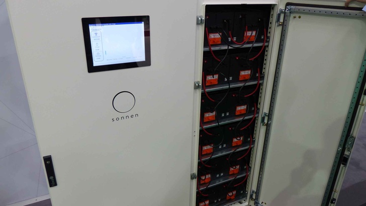 Ein Gewerbespeicher des Herstellers auf der Intersolar.