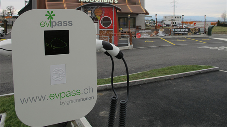 Über die Plattform Evpass kann der Elektroautofahrer nicht nur seine Tankfüllung bezahlen, sondern bekommt auch sämtliche relevanten Informationen rund um seinen Ladevorgang und der Ladeinfrastruktur von Green Motion.