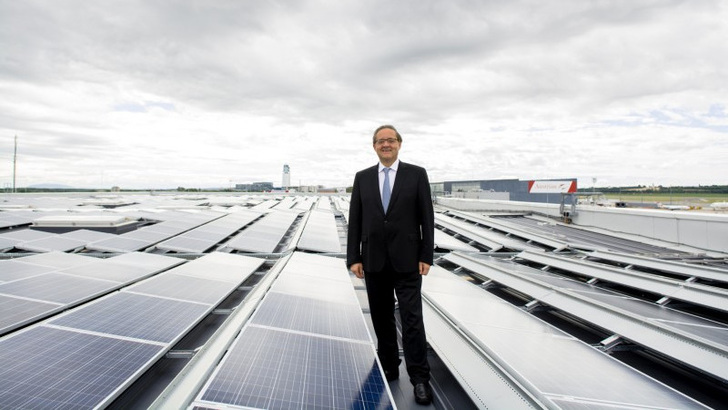 Vorstand Günther Ofner präsentiert die neue Photovoltaikanlagen auf dem Dach des Hangars 7.