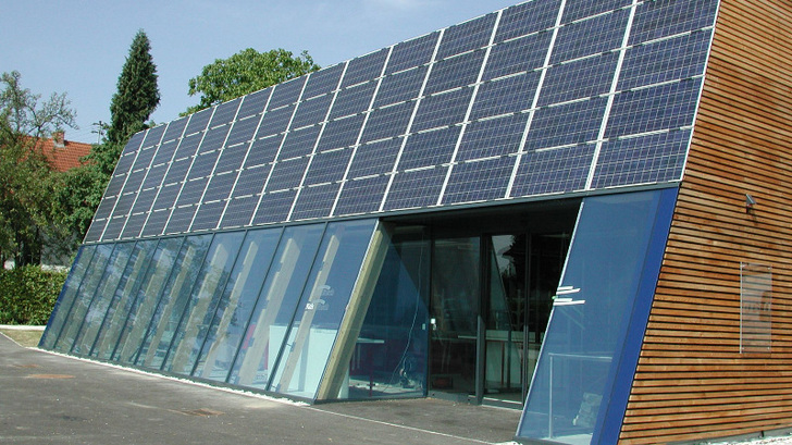 Der Eigenverbrauch steht auch bei dieser Anlage an der Fassade eines Lebensmittelgeschäfts in Oberösterreich in Vordergrund.