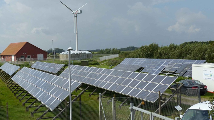 Ein Solarpark auf der Nordseeinsel Pellworm, nahe der dänischen Grenze. - © Eon
