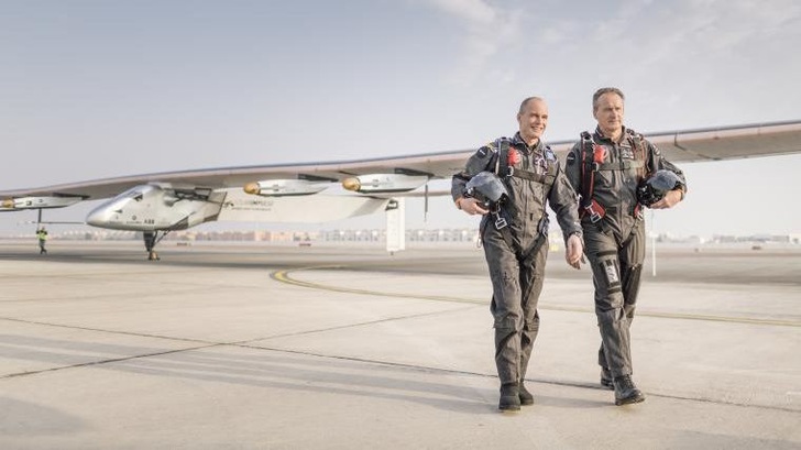 Mission accomplished: Andre Borschberg (rechts) und Bertrand Piccard. - © Solar Impulse 2, Ackermann

