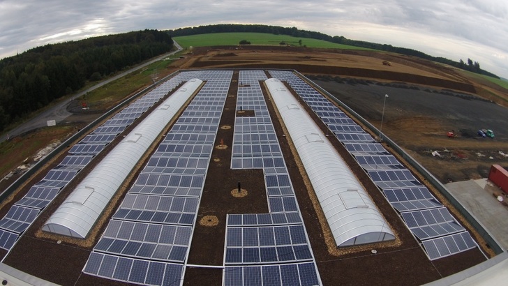 Der Eigenverbrauch von Solarstrom in großem Maßstab hilft Unternehmen. Bis 750 Kilowatt Leistung geht das ohne Ausschreibung. - © Wierig Solar

