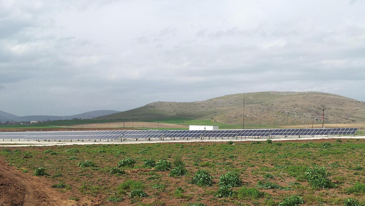 Die Einspeisung von Solarstrom ist in Griechenland derzeit kaum rentabel. Eigenverrfauch und Netmetering werden aber den Bau von kleinen und großen Dachanlagen wieder ankurbeln.