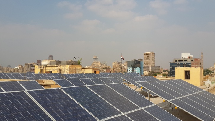 Diese Anlage auf dem Dach eines Ministeriums in Kairo besteht aus 560 Solarmodulen LX-250P, sie leistet 140 Kilowatt.