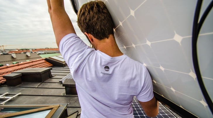 Mit den Solarmodulen auf den Dächern der Mehrfamilienhäuser versorgt Polarstern die Mieter direkt.