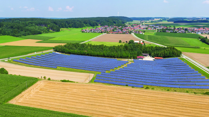 Für direkt gelieferten oder kaufmännsich-bilanziell durch das Netz geleiteten Solarstrom ist inzwischen Stromsteuer fällig. Für die ersten sieben Monate dieses Jahres droht dadurch der Verlust der Einspeisevergütung. - © Schletter
