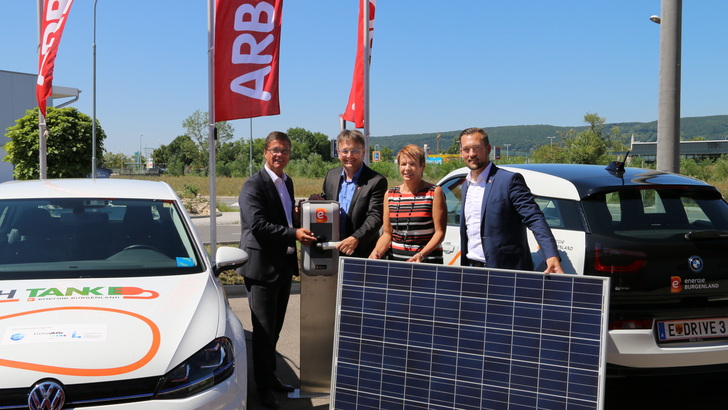 Solarmodule auf den Dächern der Prüfzentren und Stromtankstellen auf dem Hof - der Automobilclub Arbö beliefert sich demnächst selbst mit Sonnenstrom.