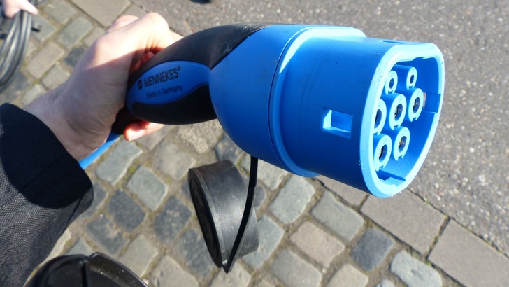 Anschluss gesucht: Das Elektroauto ist ein fahrender Speicher.