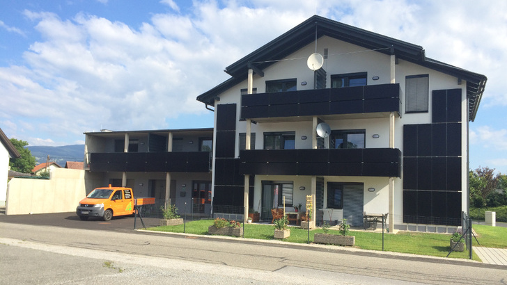 Die Solaranlagen an der Hausfassade sorgt für genügend Strom, um die gesamte Warmwasserbereitung und Raumheizung zu 78 Ptozent abzudecken.