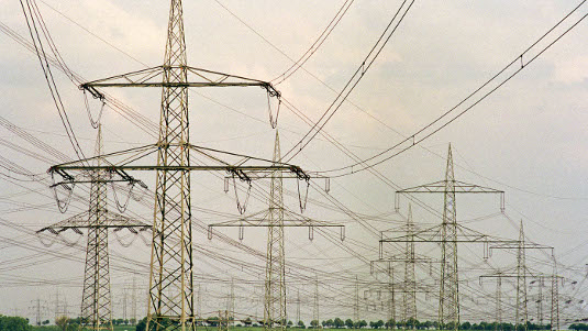 Das Stromnetz in Deutschland ist so stabil wie sonst kaum irgendwo. Doch im Katastropehfall wollen Hauseigentümer und Unternehmen auch nachts nicht ohne Strom dastehen. - © Amprion
