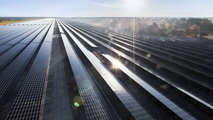 Ein Solarkraftwerk von Belectric, das nun zum RWE-Konzern gehört. - © Belectric
