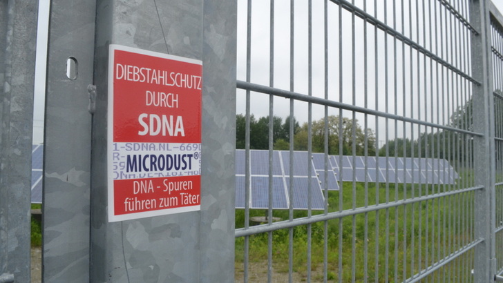 Nicht nur Betreiber von Solarparks sind immer wieder Opfer von Moduldieben. Ein Sicherheitskonzept ist auch für Dachanlagen wichtig. - © Velka Botička
