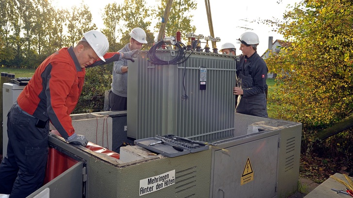 Einbau eines modernen Ortsnetztrafos. - © Reinhausen
