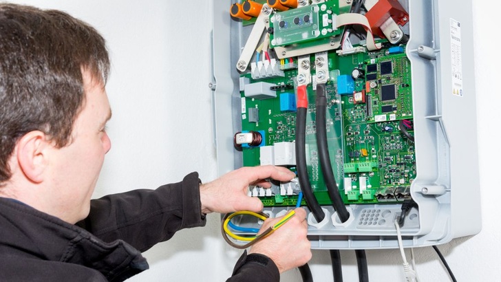 Anschluss der AC-Verkabelung am Batteriewechselrichter eines Solstore Li von IBC Solar.