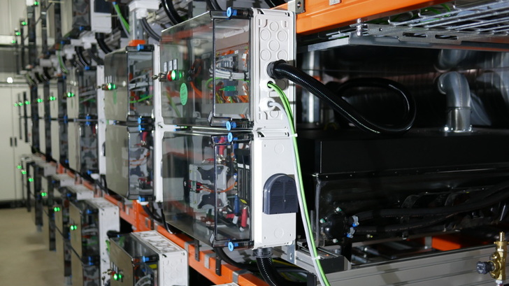 Die ersten Stränge des neuen Großspeichers mit Second-Life-Akkus sind jetzt am Netz.