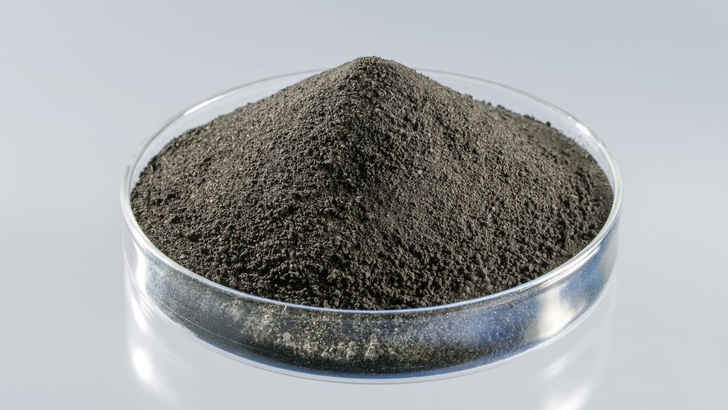 Das poröse Pulver bietet für die elektrochemische Reaktion mehr Fläche an.