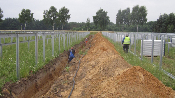 In Dörverden waren nur die Wechselstromkabel nötig. Datenkabel mussten die Monteure nicht verlegen. - © Solarpraxis Engineering GmbH
