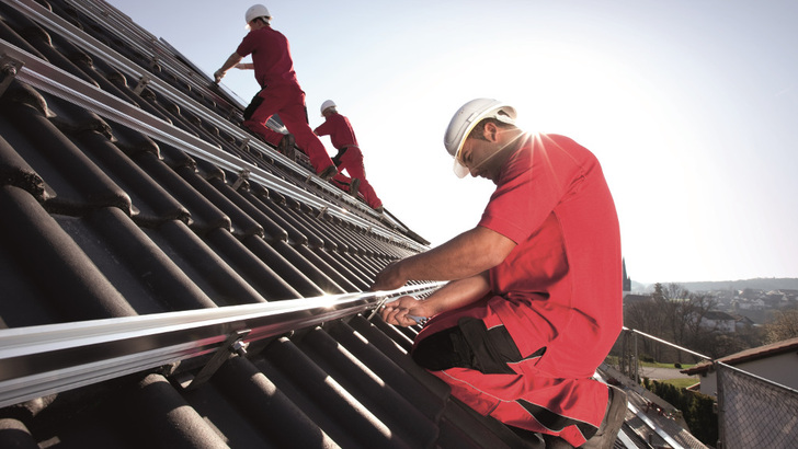 Viele Kunden haben Vorurteile gegenüber der Photovoltiak. Die Faktenbroschüre soll damit aufräumen. - © IBC Solar
