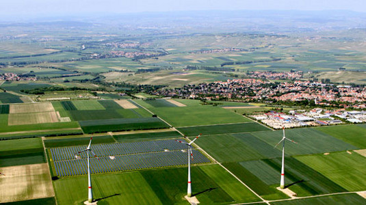 Die Beteiligung der Bürger an der Energiewende endet nicht auf dem eigenen Hausdach. Viele können auch in kollektiv finanzierte Anlagen investieren. - © Juwi
