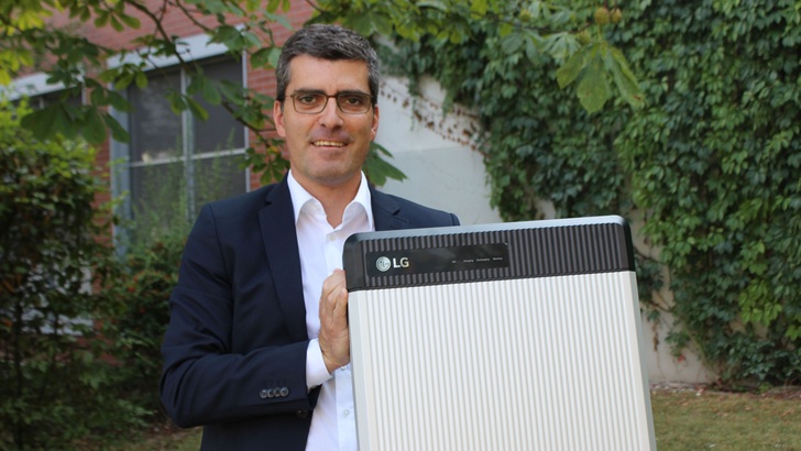 Santiago Senn präsentiert die neuen, sehr kompakten und leistungsstarken Heimspeicher. - © LG Chem
