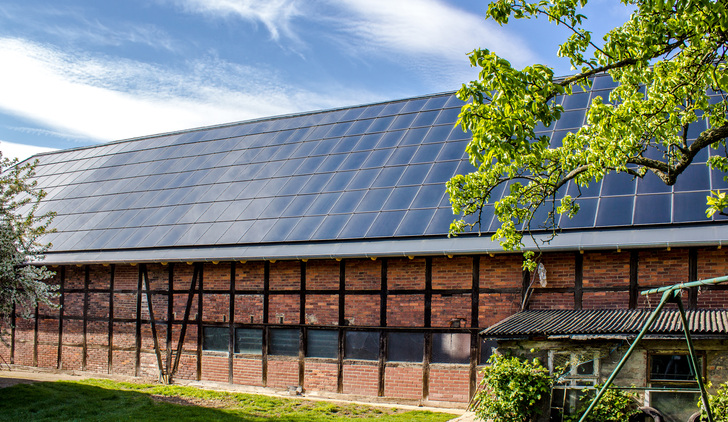 Diese Scheune steht unter Denkmalschutz. Dennoch konnte ein solares Indachsystem installiert werden. - © www.passivhaus.de
