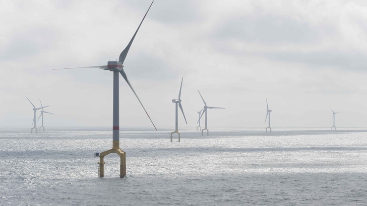 Windstrom vom Meer muss via HGÜ-Trassen zu Verbrauchern transportiert werden. - © Tennet
