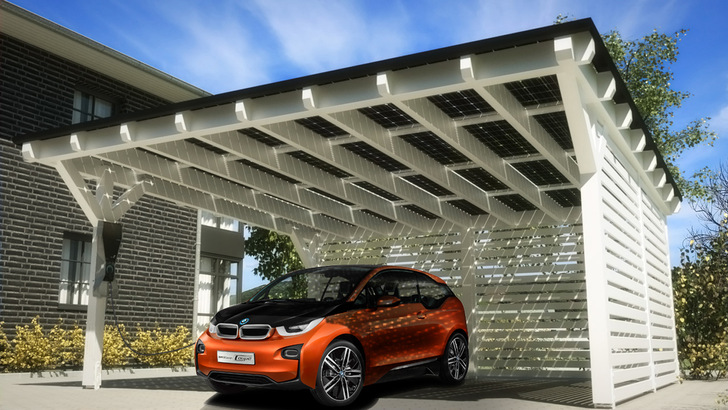 Autos werden künftig Ökostrom tanken. - © Solarwatt
