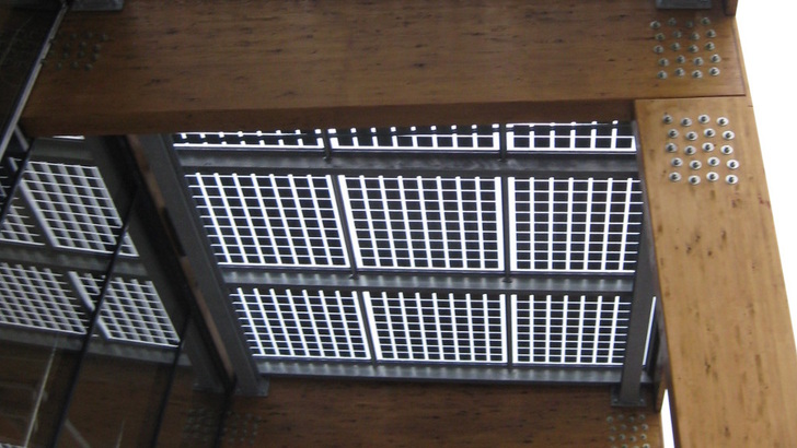 Auch Slarmodule als Überkopfverglasung reduzieren im Sommer den Wärmeeintrag ins Gebäude stärker als Isolierglas.