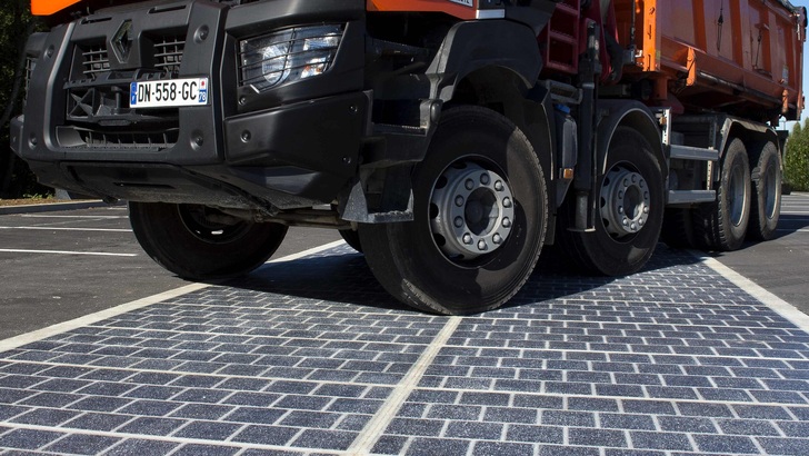 Test bestanden: Ein LKW rollt über die Photovoltaikfolie. - © Colas

