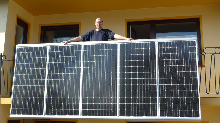 Die Verbraucherzentrale Nordrhein-Westfalen beziffert das Gesamtpotenzial in Deutschland für die sogenannten Balkonmodule auf etwa vier Gigawatt Leistung.