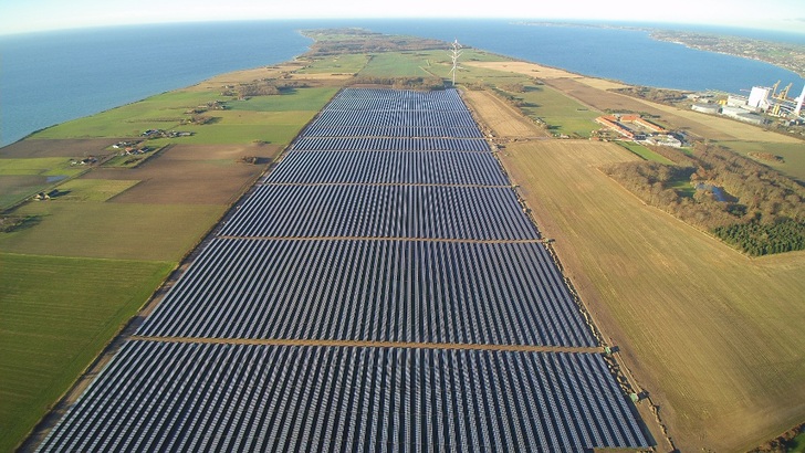 Die dänischen Projektierer können mit günstigeren Rahmenbedingungen in die Ausschreibungen gehen. Diese fordert die Solarbranche auch für Deutschland, um die Preise für Solarstrom weiter zu senken.