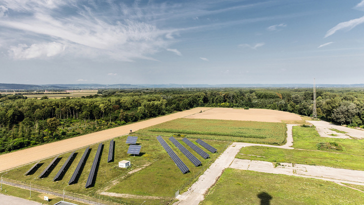 Die Module neben dem AKW Zwentendorf machen dieses zum sichersten Atomkraftwerk der Welt. - © Fronius
