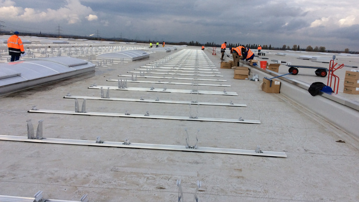 Endspurt: Die Projektierer sind sich sicher, dass die gesamte Anlage noch bis Jahresende fertig wird.