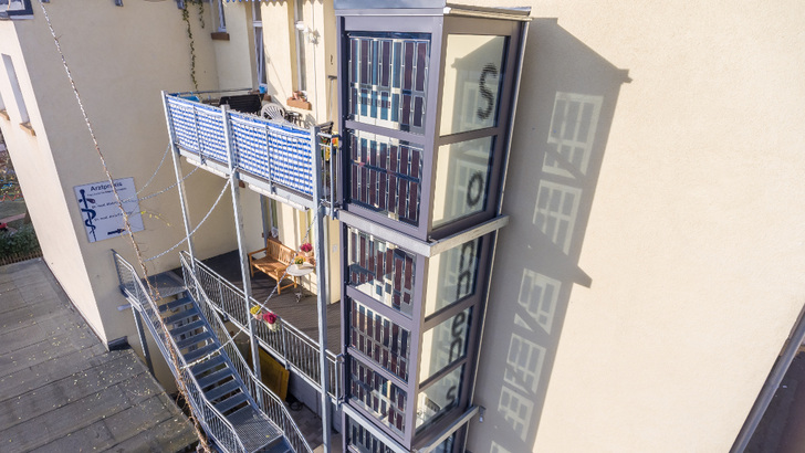 Mit dem Strom aus den Solargläsern wird der Aufzugsschacht durchlüftet und klimatisiert.