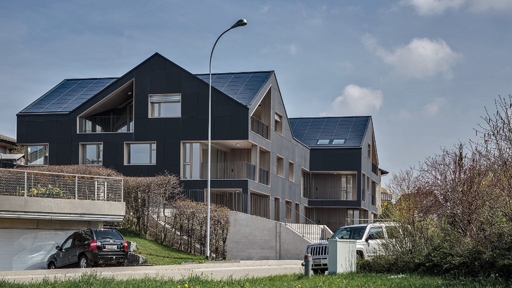 Die gesamte Gebäude- und Energietechnik des ersten energieautarken Mehrfamilienhauses in Brütten hat die BE Netz AG geplant und errichtet. - © BE Netz AG
