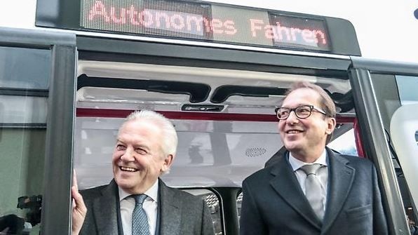 DB-Chef Grube und Bundesminister Dobrindt präsentieren das neue Testfeld in Berlin.