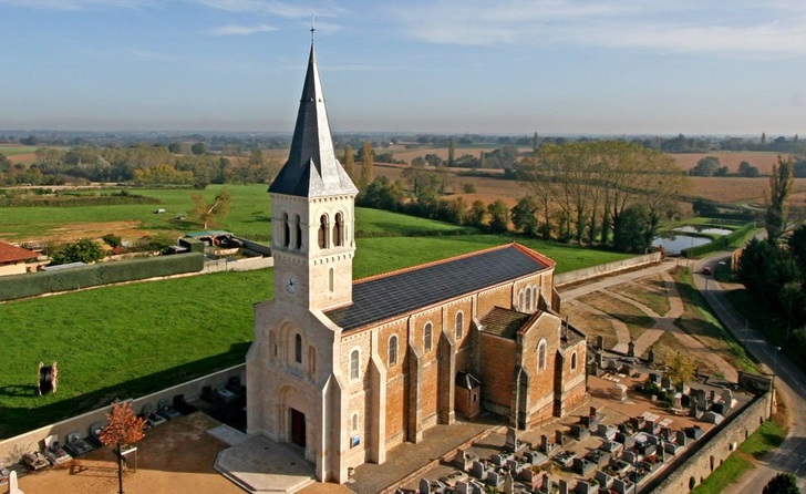Viele Gebäude der katholischen Kirche in Frankreich werden mit Solaranlagen ausgestattet. - © Solaris
