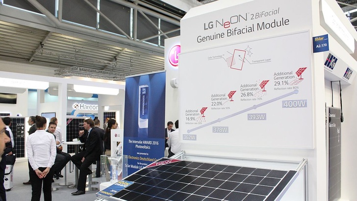 Im Sommer 2016 in München erhielt LG Electronics für das bifaziale Neon 2 den Award der Intersolar Europe.