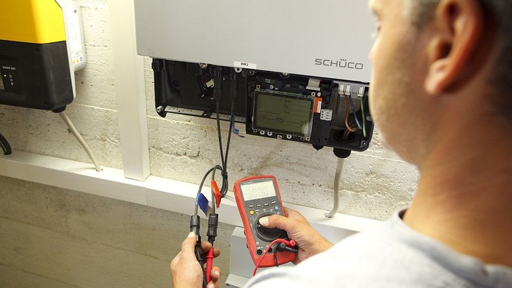 Mancher Hersteller von Solarkomponenten hat den Markt verlassen. Dennoch brauchen die Anlagen regelmäßige Kontrolle und Pflege.