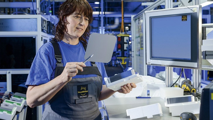 Kontrolle der fertigen Wafer bei der Herstellung.