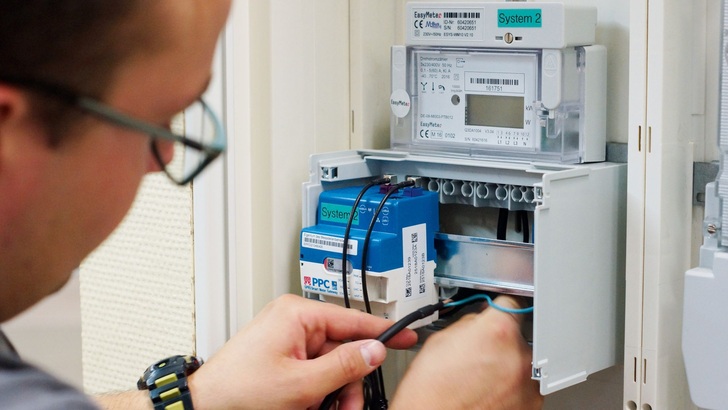 Ein Techniker installiert einen Smart Meter. - © SüdwestStrom
