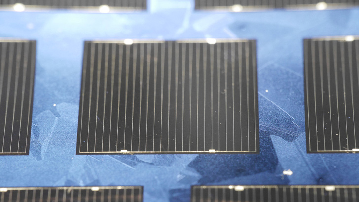 Für ihre Rekordzelle haben dei Freiburger zwei Ansätze miteinander kombiniert.