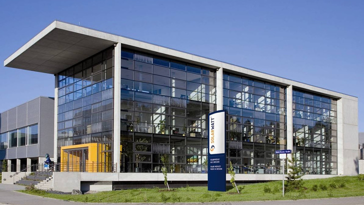 Im Stammsitz in Dresden produziert Solarwatt ausschließlich Glas-Glas-Module. Die Speicher werden in Frechen hergestellt.